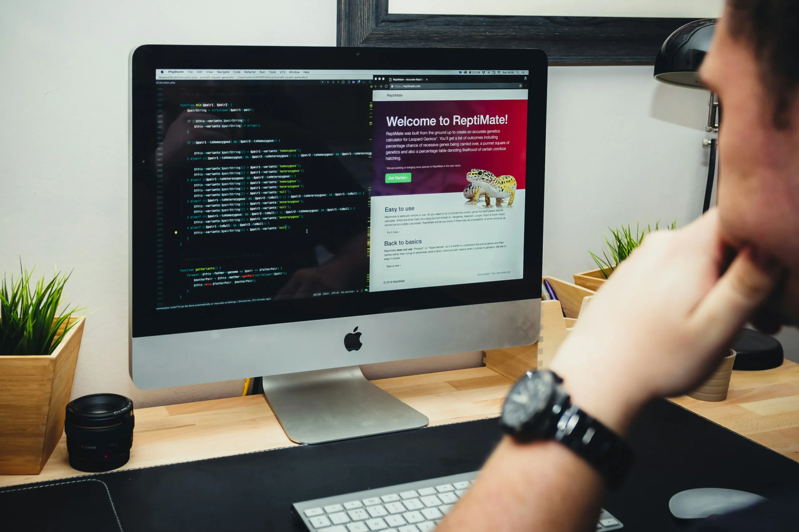 Desarrollador web programando un software a medida en un ordenador Mac.