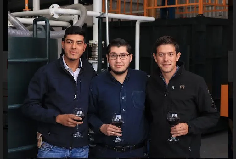 Equipo de especialistas en la integración de sistemas para plantas destiladoras de derivados de petróleo y tratamiento de residuos industriales.
