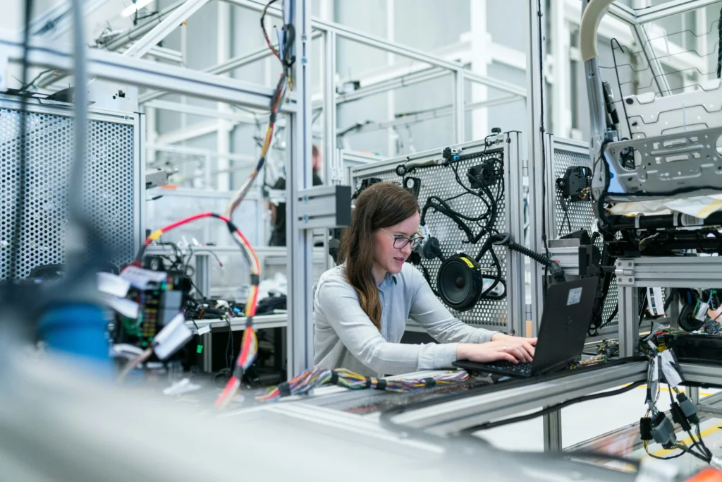 Ingeniera trabajando en automatización industrial con software especializado