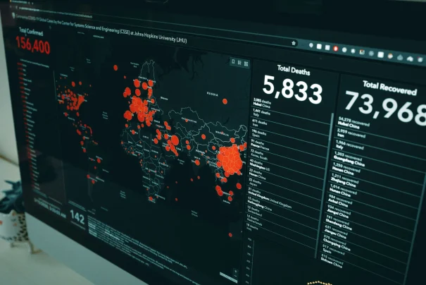 Visualización de datos en un dashboard con mapas y estadísticas de análisis global.