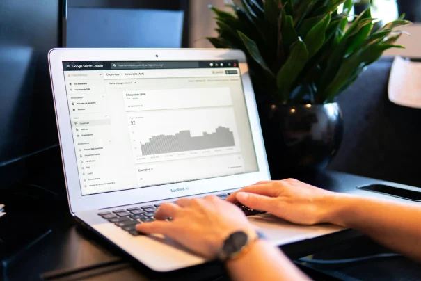 Profesional analizando métricas de marketing digital en Google Search Console.