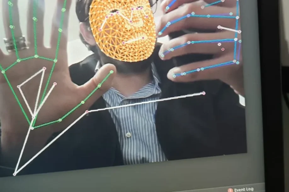 Sistema de visión artificial detectando rostros y manos en tiempo real con inteligencia artificial.