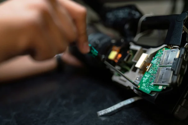 Técnico ensamblando y optimizando hardware para infraestructura tecnológica.